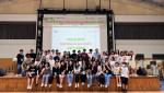 ‘2024년 청.바.지 상반기 교류캠프’에 참가한 청소년들이 단체사진을 촬영하고 있다