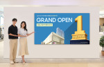 삼성스토어 모델이 오는 7월 5일 공식 오픈하는 삼성스토어 롯데 부산을 소개하고 있다