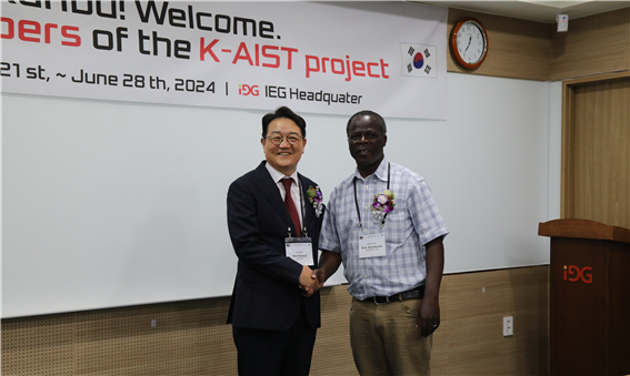 아이지 대표이사 김창일(왼쪽)과 CIC 멤버의 리더 아벨 마야카 교수(오른쪽)가 악수를 나누고 있다