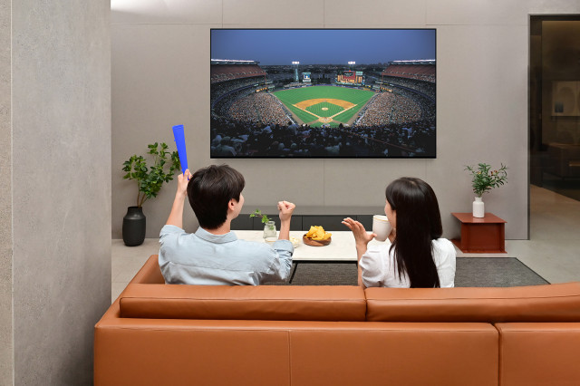삼성전자 모델들이 ‘Neo QLED 8K’로 스포츠 경기를 시청하고 있다