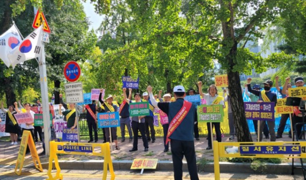 지난 10일 국토부장관 임시사무실(과천청사) 앞에서의 1차 집회 모습(사진=한국가스시공협회)