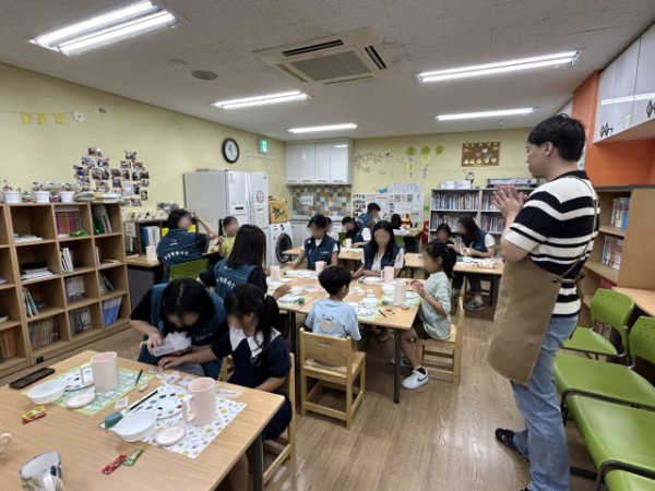 스프링샤인 소속 발달장애인 도예작가인 전준혁 작가가 체험을 진행하고 있다