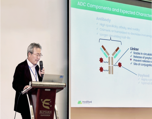 SML메디트리의 일본 협력사 Mediford의 세이지 오타케 연구원이 ADC 허가와 비임상시험에 대해 강연하고 있다