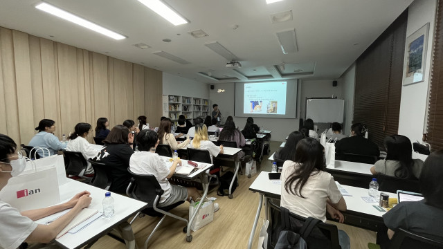 지난 제2회 동물병원을 위한 동물보건사 마취 기본 소양 세미나 중으로, 이안동물의학센터 김현석 과장(수의마취통증의학과, 수의학 박사)이 강의를 하고 있다