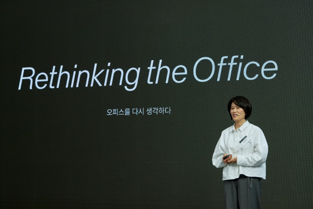 퍼플식스 스튜디오 박정희 부사장이 ‘Rethinking the office, 오피스를 다시 생각하다’ 세미나에서 브랜드의 가치를 소개하고 있다