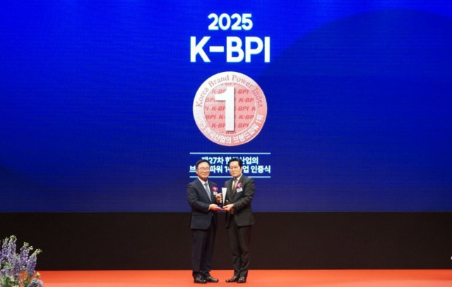 25일 서울 중구 신라호텔 다이너스티홀에서 열린 ‘2025 한국산업의 브랜드파워(K-BPI) 인증식’에서 홍명식 이브자리 부사장(오른쪽)이 한국능률협회컨설팅 한수희 대표이사 사장으로부터 홈패션 부문 1위 인증패를 받았다